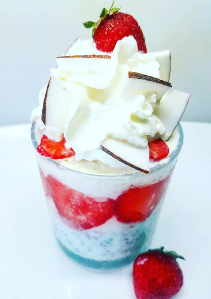 Una foto de Chía pudding de fresa y coco