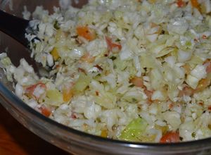 Una foto de Ensalada fresca de col o repollo blanco