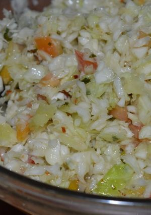 Una foto de Ensalada fresca de col o repollo blanco