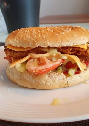 Chicken burger ropogós hússal recept fotója