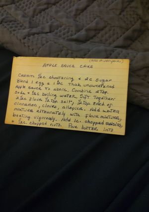 A picture of Applesauce cake.