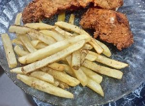 Una foto de Pollo kentuky con papas fritas