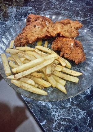 Una foto de Pollo kentuky con papas fritas