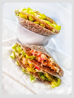 Una foto de Tortillas integrales rellenas de ensaladilla rusa de gambas