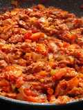 Costillas de cerdo desmenuzadas, con verduras