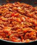 Costillas de cerdo desmenuzadas, con verduras