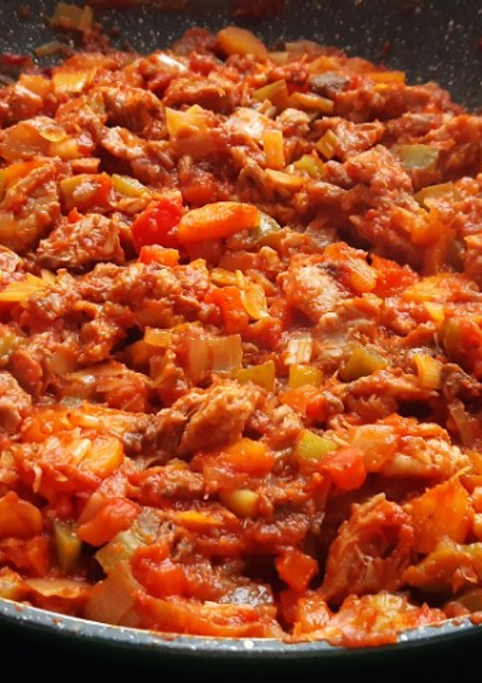 Una foto de Costillas de cerdo desmenuzadas, con verduras