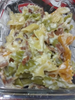 Una foto de Pasta vegetal con jamón y salsa de queso 🍝