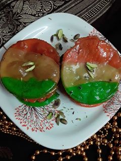 पारंपरिक पाकातील पुय्रा (तिरंगी पुय्रा) (tiranga puriya recipe in marathi) रेसिपी चे मुख्य फोटो