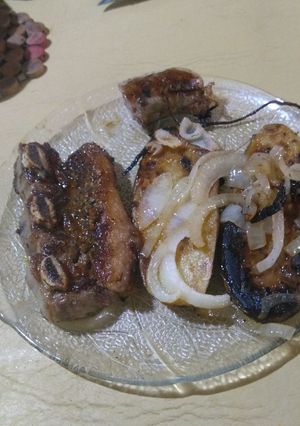 Una foto de Tira banderita al chimi con batatas y papas, a la plancheta