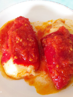 Una foto de Pimientos rellenos brandada de bacalao con salsa de tomate