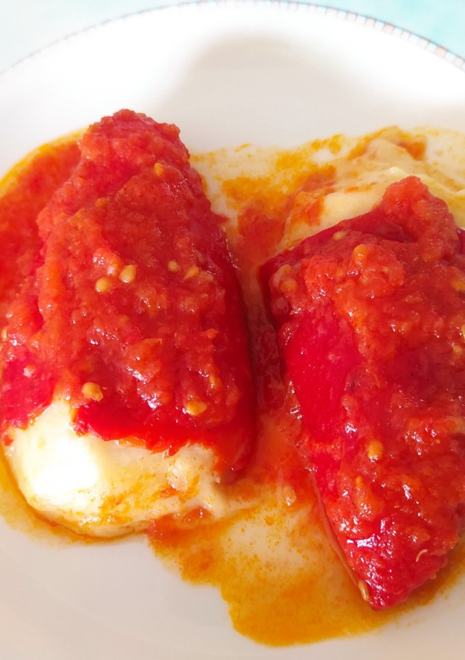 Una foto de Pimientos rellenos brandada de bacalao con salsa de tomate