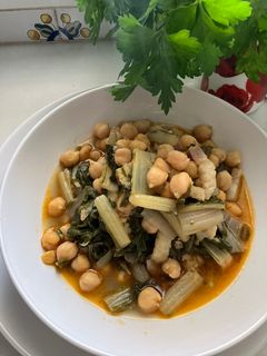 Una foto de Potaje de garbanzos con acelgas, panceta ibérica y jamón