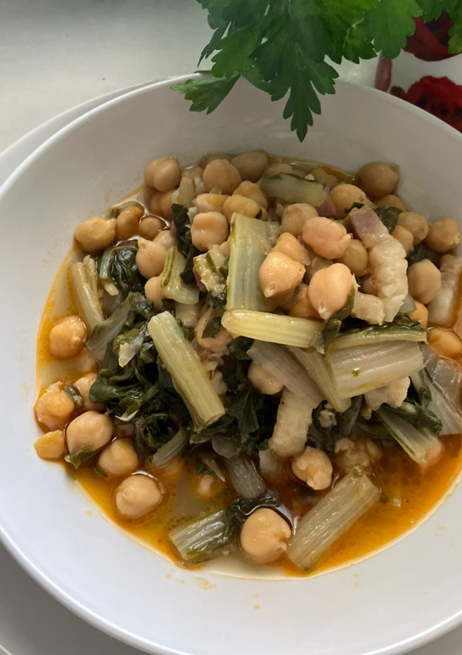 Una foto de Potaje de garbanzos con acelgas, panceta ibérica y jamón