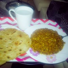 A picture of Chapati &porridge beans.