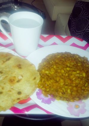 A picture of Chapati &porridge beans.