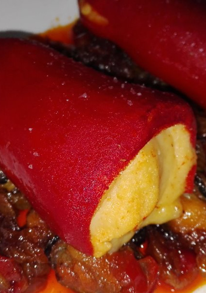 Una foto de Pimientos del piquillo de merluza y gambas con sofrito de mejillones