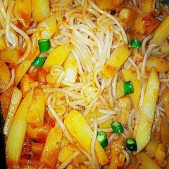 Italian spaghetti with fries 🍟 A picture of Italian spaghetti with fries 🍟.