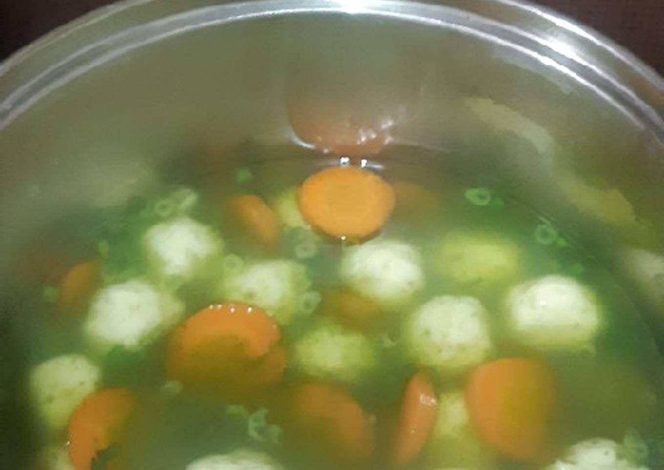Sop bola ayam wortel kuah bayam