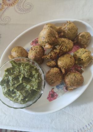 A picture of Methi dhaniya besan muthiya.