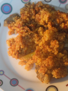 Una foto de Arroz rojo con níscalos, jamón, tomate y semillas de girasol