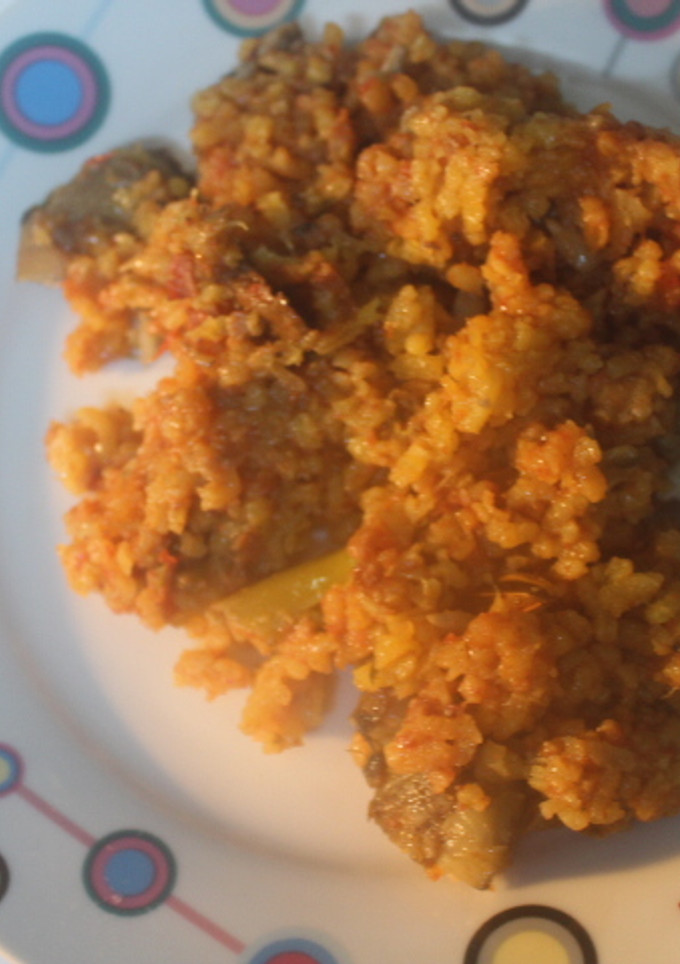 Una foto de Arroz rojo con níscalos, jamón, tomate y semillas de girasol