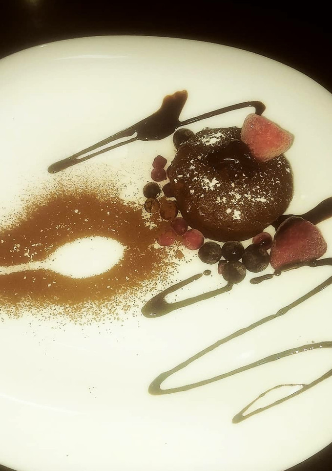 Una foto de Volcán de chocolate o (coulant) con frutos rojos 🍒