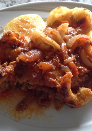 Una foto de Pescado con camarones y verduras al horno