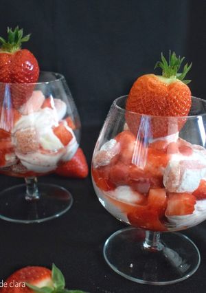 Une photo de Eton Mess revisité aux biscuits roses et aux fraises #mai