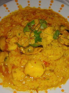 Una foto de Arroz meloso marinero con marisco y pescado