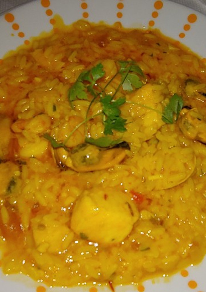 Una foto de Arroz meloso marinero con marisco y pescado