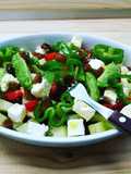 Piperrada con queso feta y aguacate