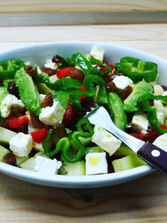 Una foto de Piperrada con queso feta y aguacate