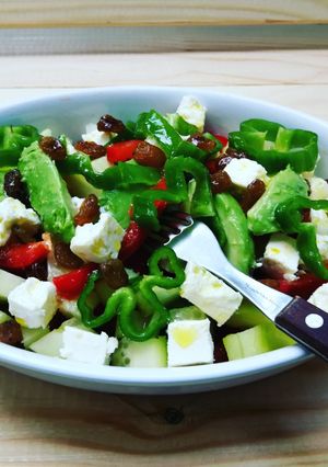 Una foto de Piperrada con queso feta y aguacate