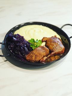 Sült kacsacomb és mell párolt káposztával és burgonyapürével recept fotója