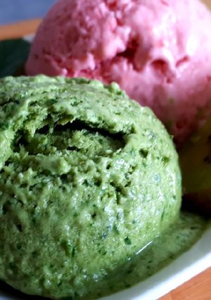 Zdjęcie przepisu Domowe lody, i na zielono i na różowo.