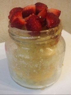 Una foto de Torta en taza de limón y frutillas al microondas! Mug cake