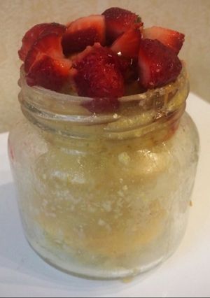 Una foto de Torta en taza de limón y frutillas al microondas! Mug cake