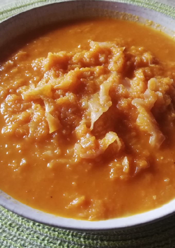Una foto de Sopa de calabaza y nabos con repollo