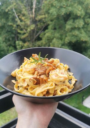 Zdjęcie przepisu Tagliatelle z kurkami i krewetkami.