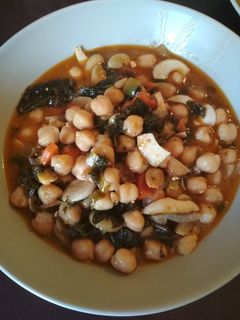 Una foto de Potaje de garbanzos trufados con kale