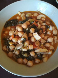 Una foto de Potaje de garbanzos trufados con kale