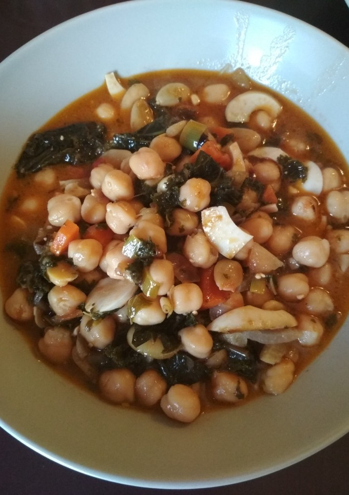 Una foto de Potaje de garbanzos trufados con kale