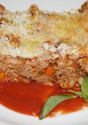 Una foto de Pasta espiral con salsa tuco de carne con vegetales horneada