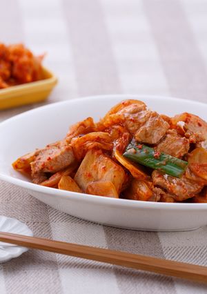 【家樂福廚房】反浪費料理》拜拜豬五花肉炒辣白菜 的食譜成品照片