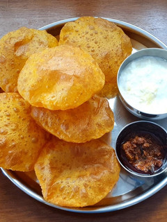 તીખી લોચા પૂરી (Tikhi Locha Poori Recipe In Gujarati) રેસીપી મુખ્ય ફોટો