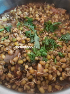 मोड आलेल्या मुगाची उसळ (Sprouted Moong Usal Recipe In Marathi) रेसिपी चे मुख्य फोटो