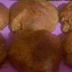 Una foto de Muffins y budín con harina de kamut, de banana y cardamomo. Veganos