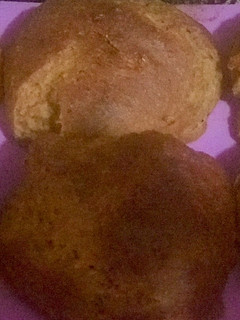 Una foto de Muffins y budín con harina de kamut, de banana y cardamomo. Veganos