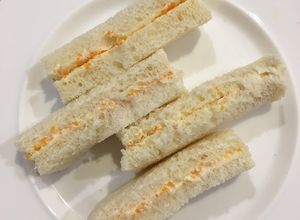 Hình của món Sandwich carrot phomai con bò cười.